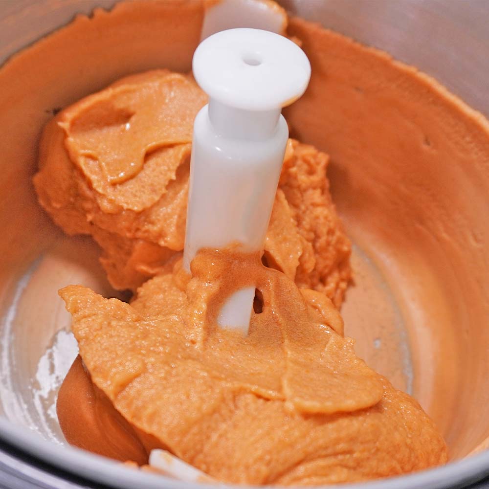 Aprikosensorbet in der Eismaschine