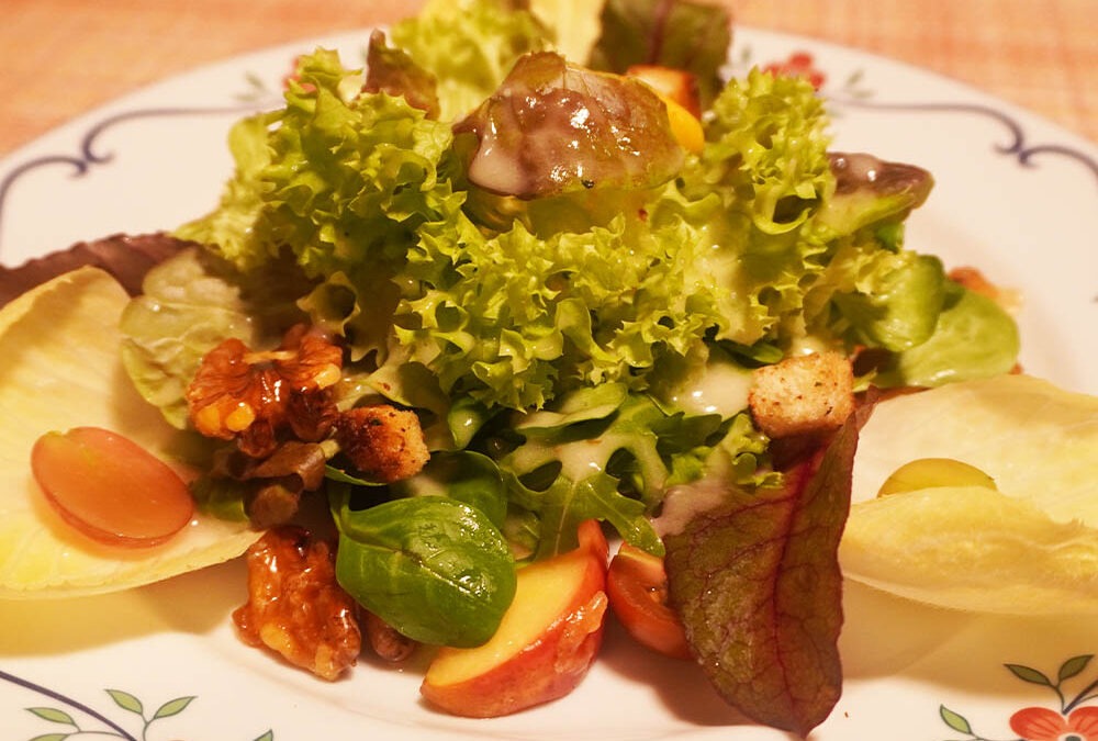 Salatdressing mit Apfelessig – Apfel-Walnuss-Dressing