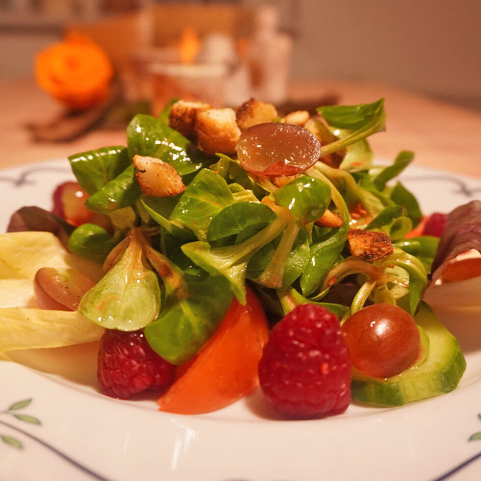 Gemischter Salat schön anrichten - Salatteller und Salatbouquets ...