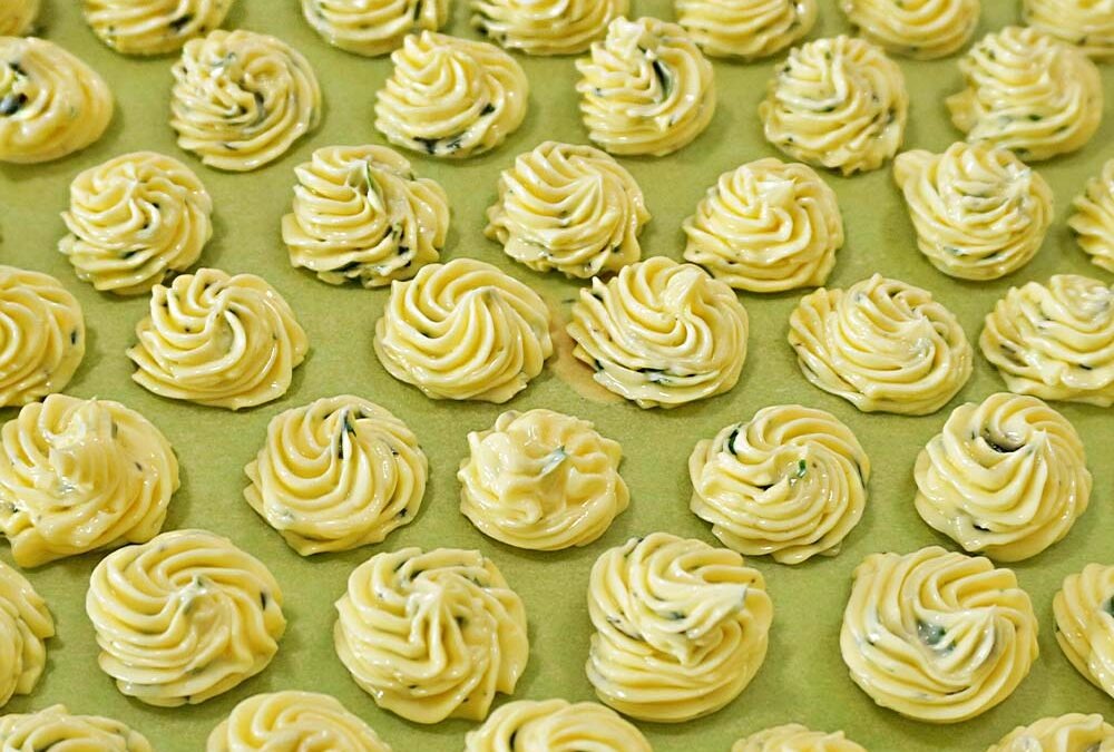 Kräuterbutter mit frischen Kräutern selber machen