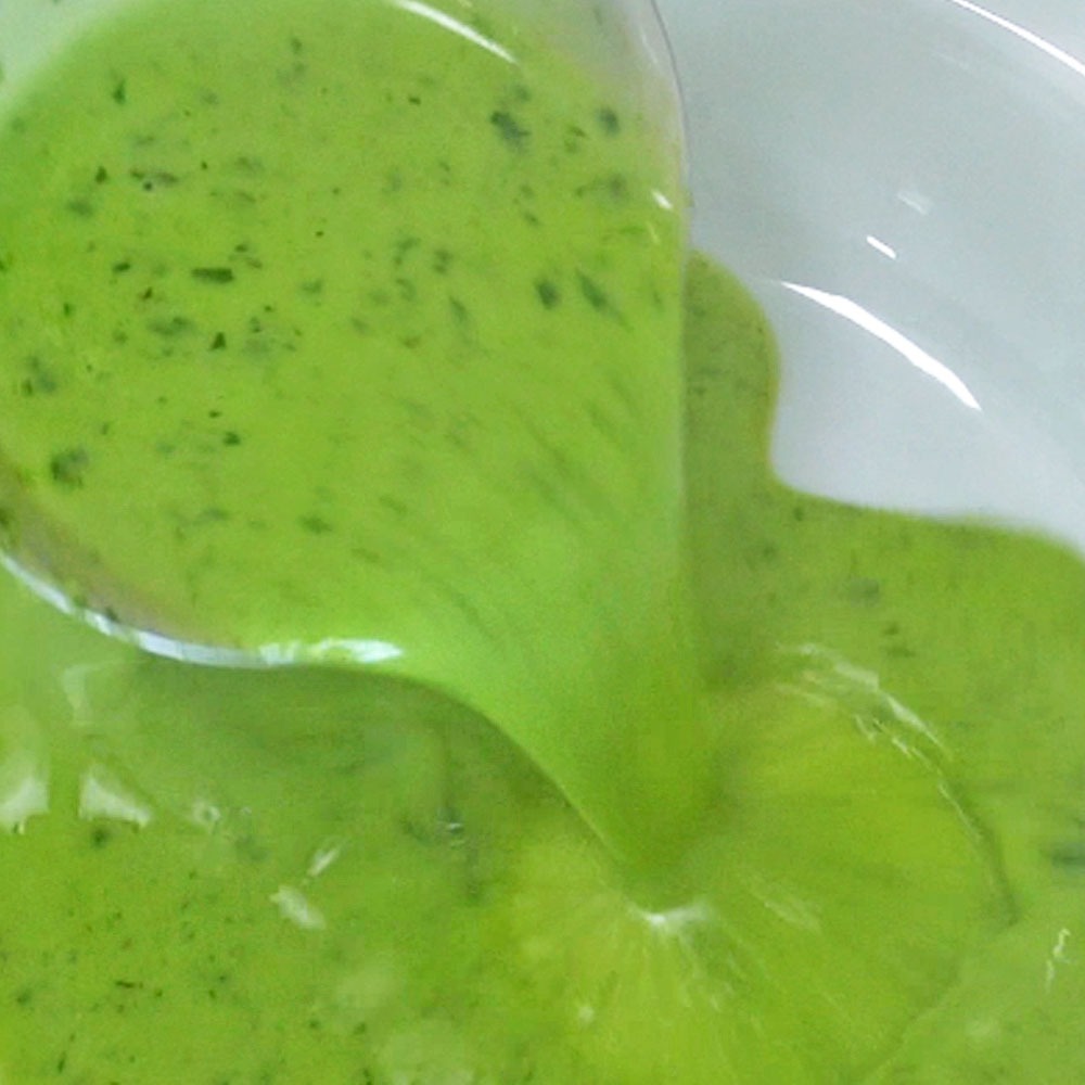 Petersilien Pesto in Anwendung für Petersiliensuppe