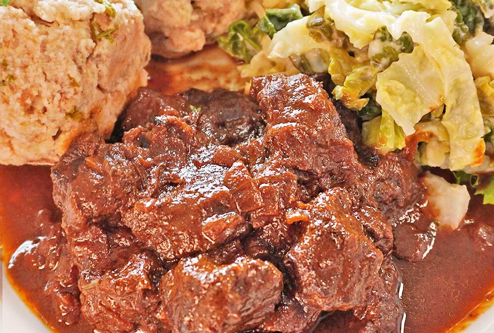 Rindergulasch Rezept einfach und mit Rotwein