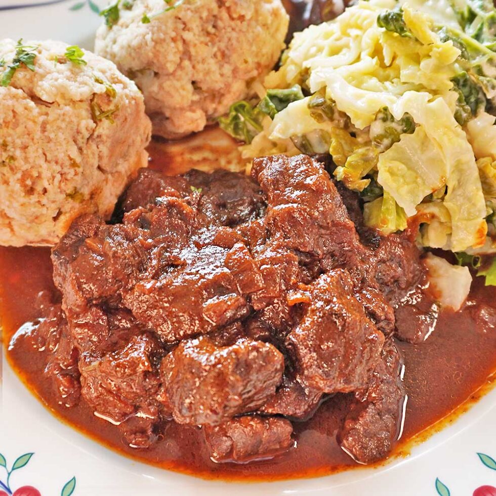 Rindergulasch Rezept einfach und mit Rotwein - Kochen mit Moki Rindergulasch Rezept einfach und mit Rotwein - Kochen mit Moki