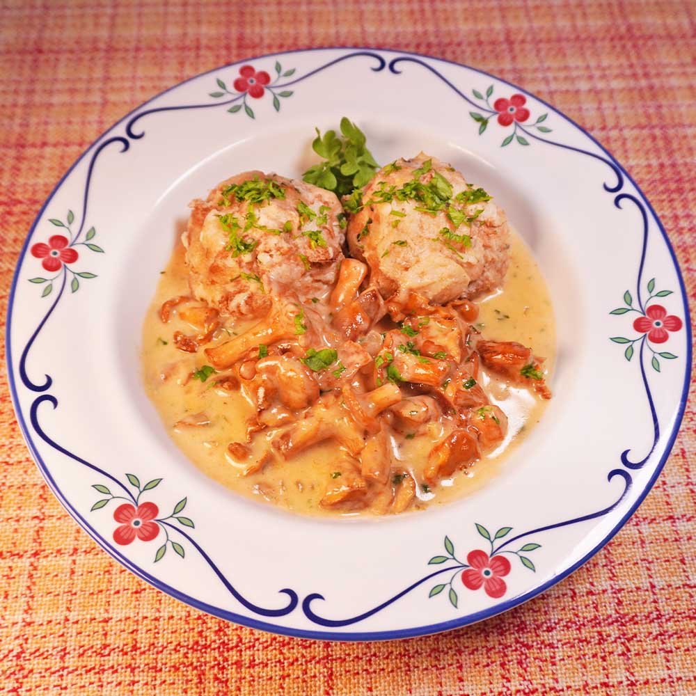 Semmelknödel selber machen mit Pfifferlingen Rezept Semmelknödel mit leckeren Pfifferlingen in Sahnesauce