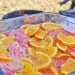 Leckerer Fisch in Form von Lachsforellenfilets ist mit einer Marinade aus Dill, Zitrone und Orange zum Grillen mariniert.
