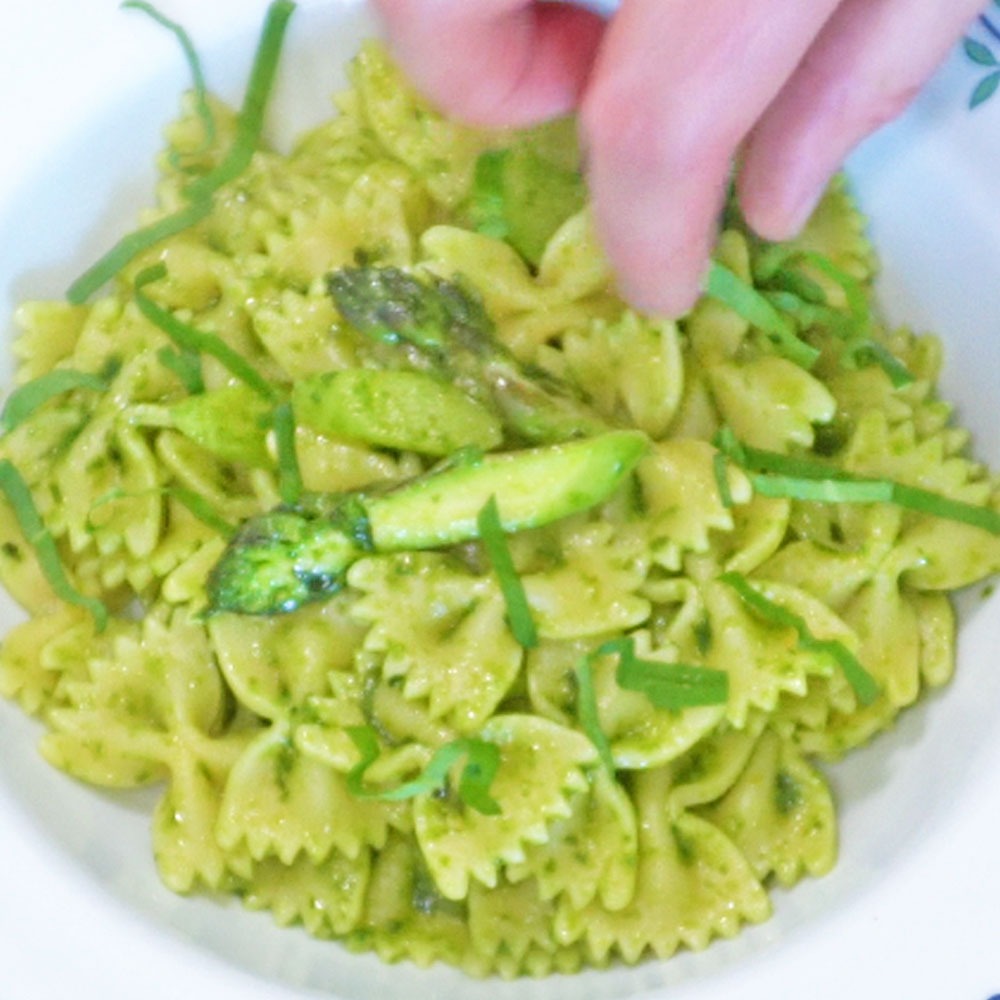 Einfache Bärlauchpasta mit grünem Spargel Rezept Leckere Bärlauchpasta mit grünem Spargel beim Anrichten