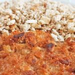 Schnitzel mit Pankopanade und Panko-Paniermehl im Hintergrund