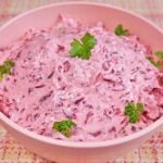 Rote Bete Dip in einer Schale