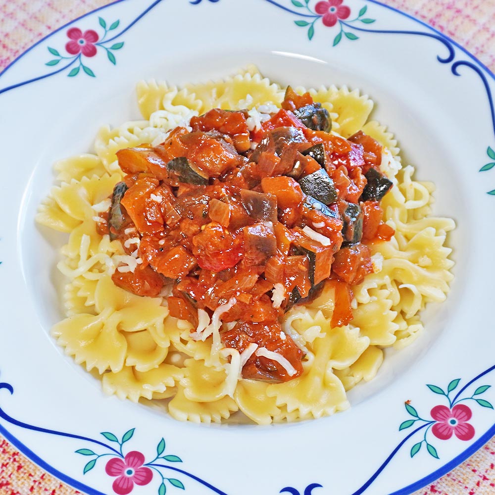 einfaches Ratatouille Rezept zu Pasta einfache Farfalle im Teller mit Ratatouille