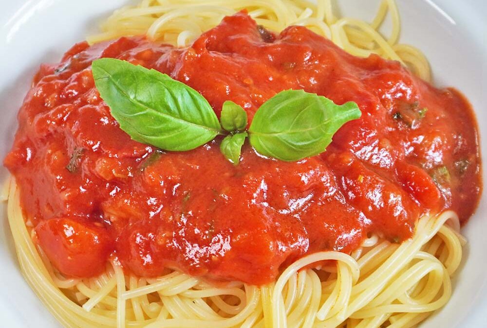 Einfache Tomatensoße mit Basilikum selber machen