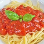 Tomatensoße mit Basilikum auf Spaghettini