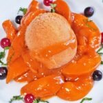 Aprikosensorbet mit Aprikosen auf dem Dessertteller