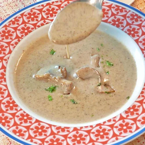 Cremige Champignonsuppe im Suppenteller serviert