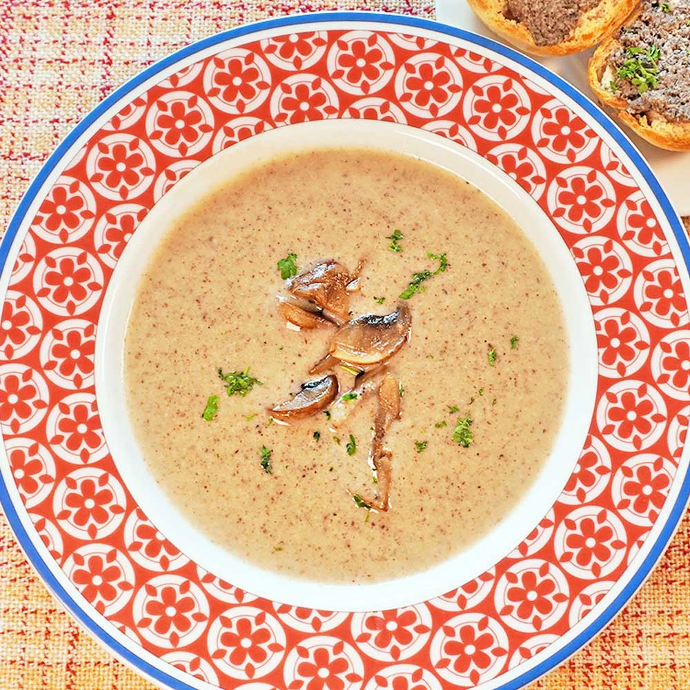 Champignoncremesuppe im Teller