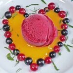 Cassis-Sorbet schön angerichtet