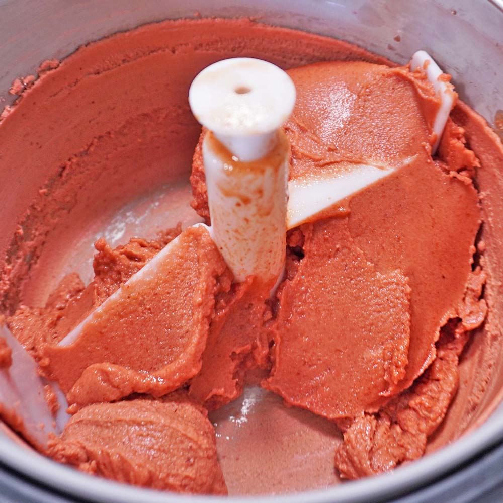 Kirschsorbet in der Eismaschine