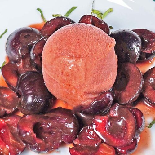 Kirschsorbet mit Kirschen auf dem Dessertteller