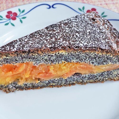 Mohn-Kirsch-Kuchen auf dem Kuchentisch