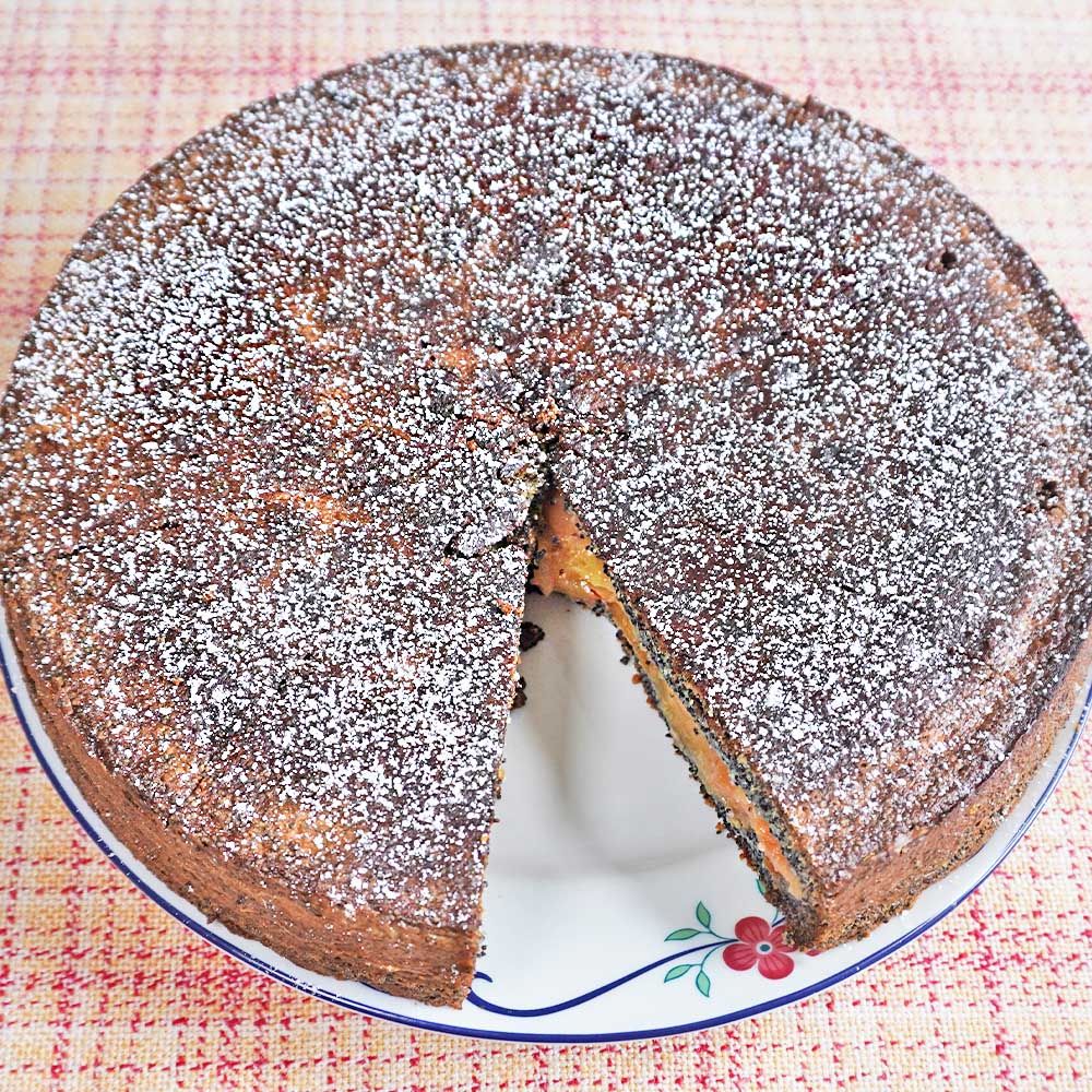 runder Mohnkuchen mit Kirsch-Füllung