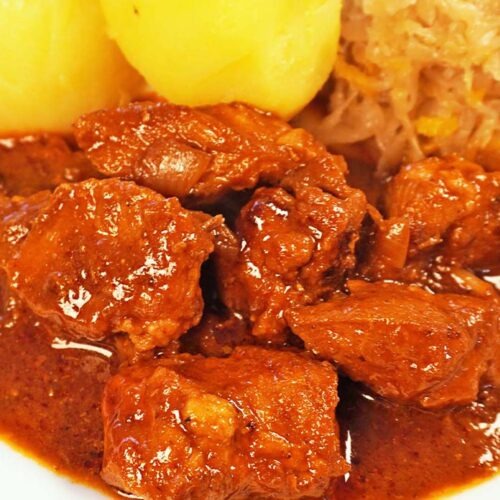 Paprikagulasch mit Kartoffeln und Sauerkraut