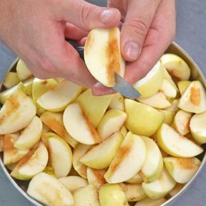 Äpfel werden in Spalten geschnitten