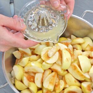 Zitronensaft wird auf Äpfel gegeben