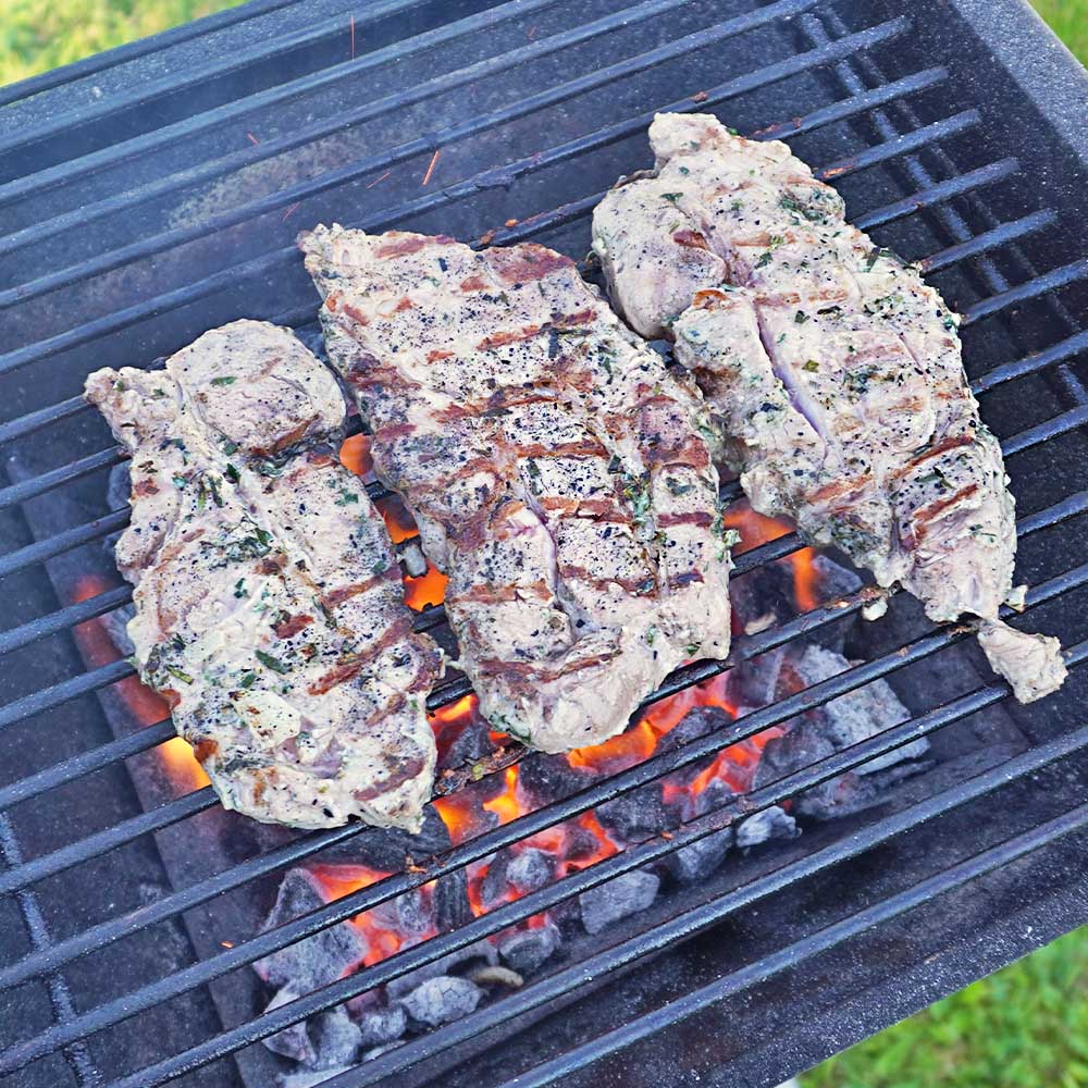 Grill-Steaks mit Kräutermarinade