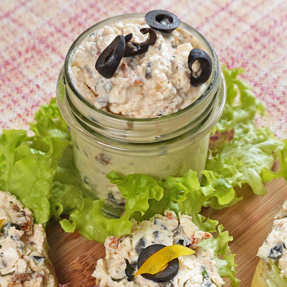 Mediterraner Aufstrich im Glas als Dip mit Feta und Oliven