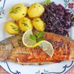 Saibling im Ganzen gebraten mit Kartoffeln und Rotkohl