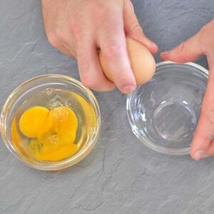 Eier aufschlagen