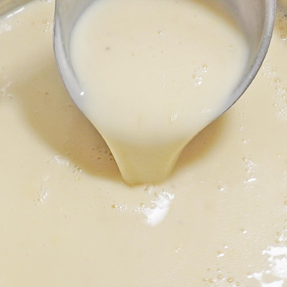 Cremige Knoblauchsuppe im Topf