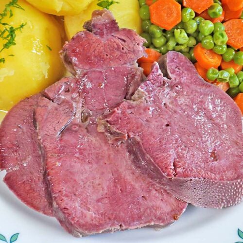 Gepökelte Rinderzunge mit Kartoffeln und Gemüse