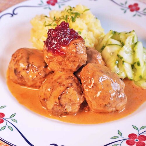 Köttbullar mit Preiselbeeren Kartoffelpüree und Gurkensalat