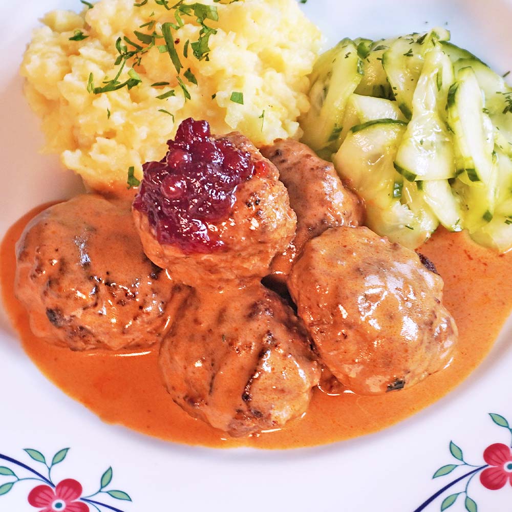 Original Köttbullar Rezept mit Soße Köttbullar mit Soße Kartoffelpüree und Gurkensalat