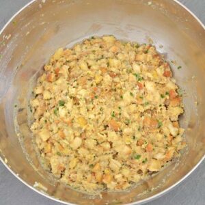Serviettenknödel-Masse durchziehen lassen