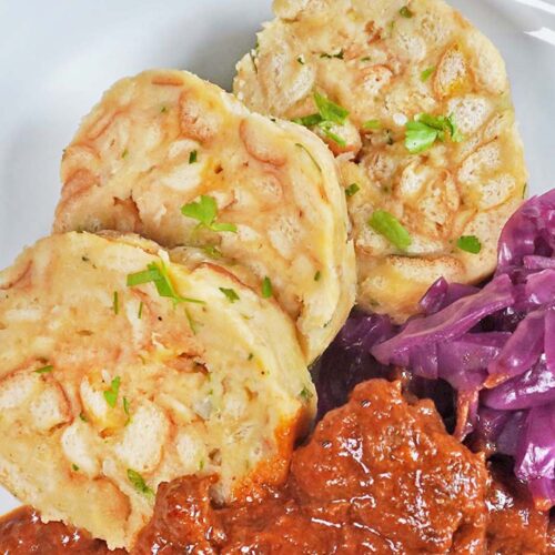 Serviettenknödel als Beilage zu Gulasch