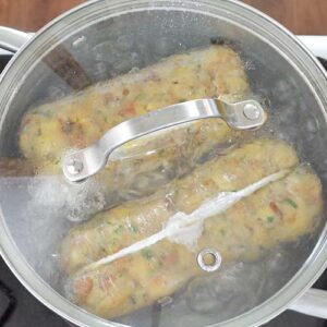 Serviettenknödel kochen