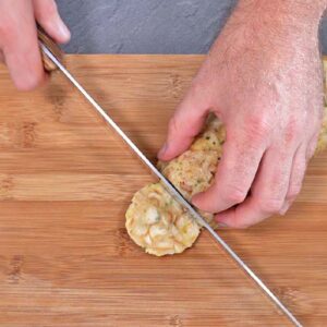 Serviettenknödel schneiden