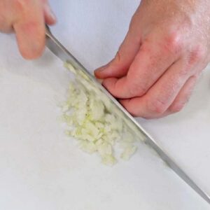 Zwiebel in feine Würfel schneiden