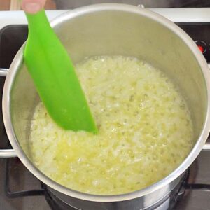 Zwiebelwürfel in Butter glasig schwitzen