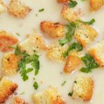 selbst gemachte Croûtons als Suppeneinlage
