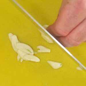 Knoblauch fein schneiden