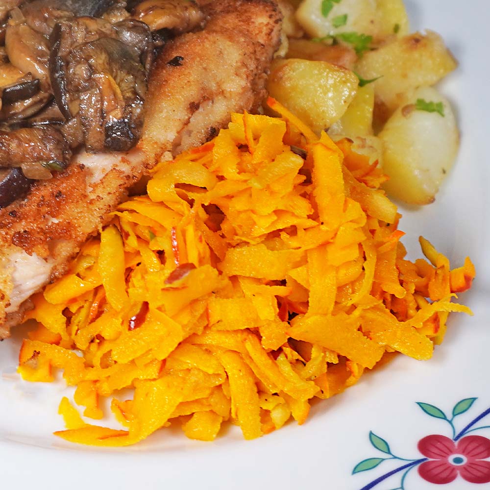 Kürbis-Apfel-Salat als Beilage Kürbissalat als Beilage zu Schnitzel