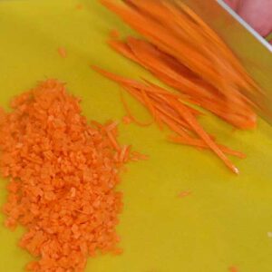 fein geschnittene Möhrenwürfel
