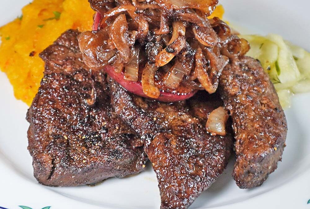Rinderleber vom Zebu mit Zwiebeln und Apfel Rezept