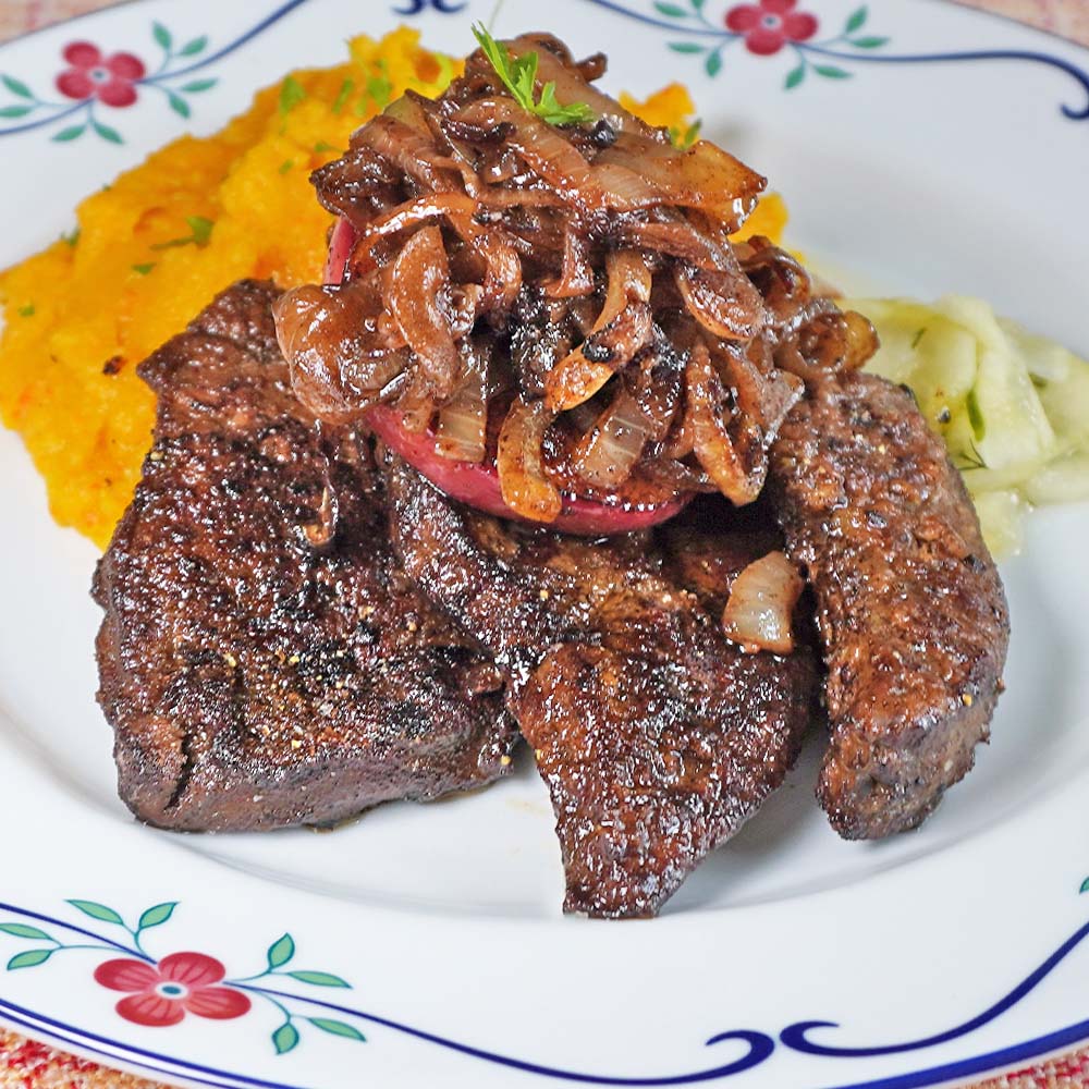 Rinderleber vom Zebu mit Zwiebeln und Apfel Rezept