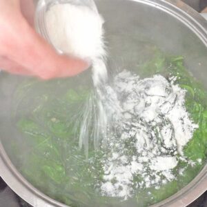 Spinat mit Mehl bestäuben