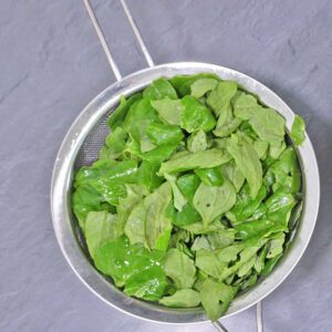 Spinat im Sieb abtrocknen lassen