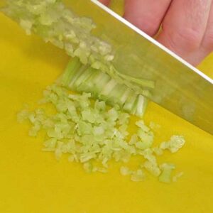 in Würfel geschnittener Staudensellerie