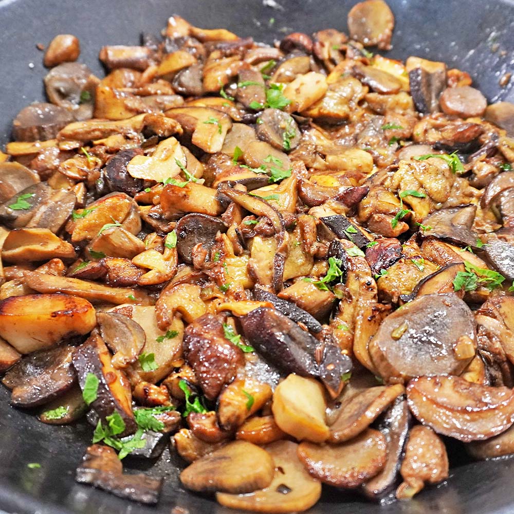 Waldpilze Rezept richtig braten und zubereiten Gebratene Waldpilze in der Pfanne